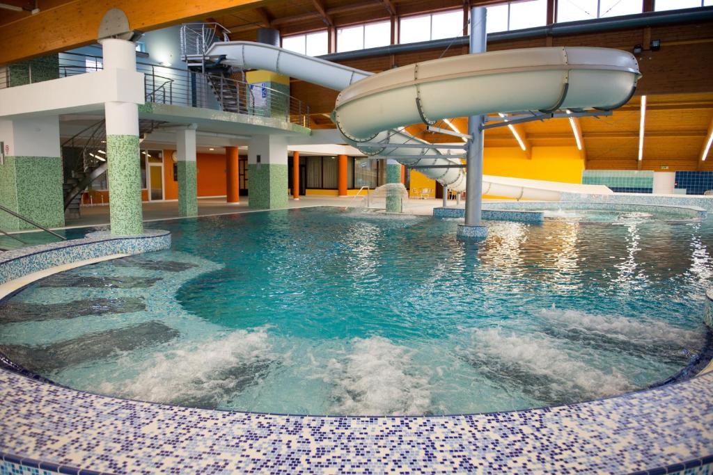 Bazén v ubytování Wellness Hotel Frymburk nebo v jeho okolí