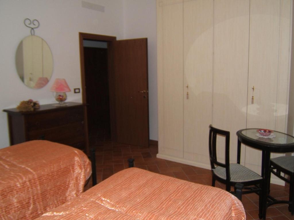 ボローニャにあるBel Sitのベッドルーム(ベッド1台、テーブル、鏡付)