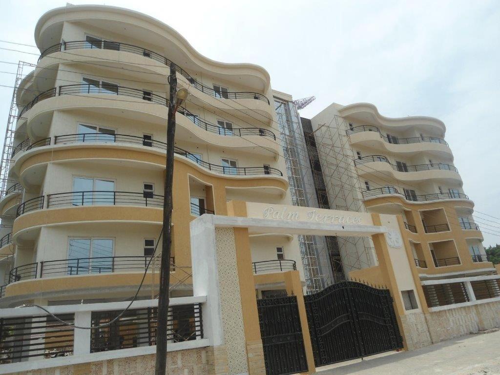 um grande edifício com varandas ao lado em Lux Suites Palm Terraces Apartments Nyali em Nyali