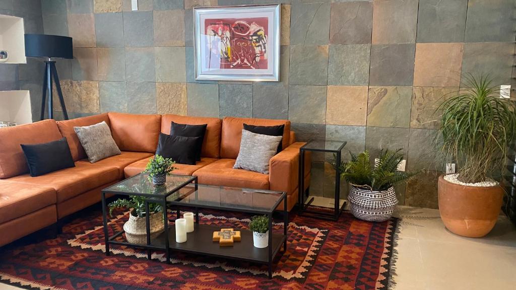 Hotel Vive Roma CDMX, a living room with a couch and a table at Vive Roma CDMX in Mexico City