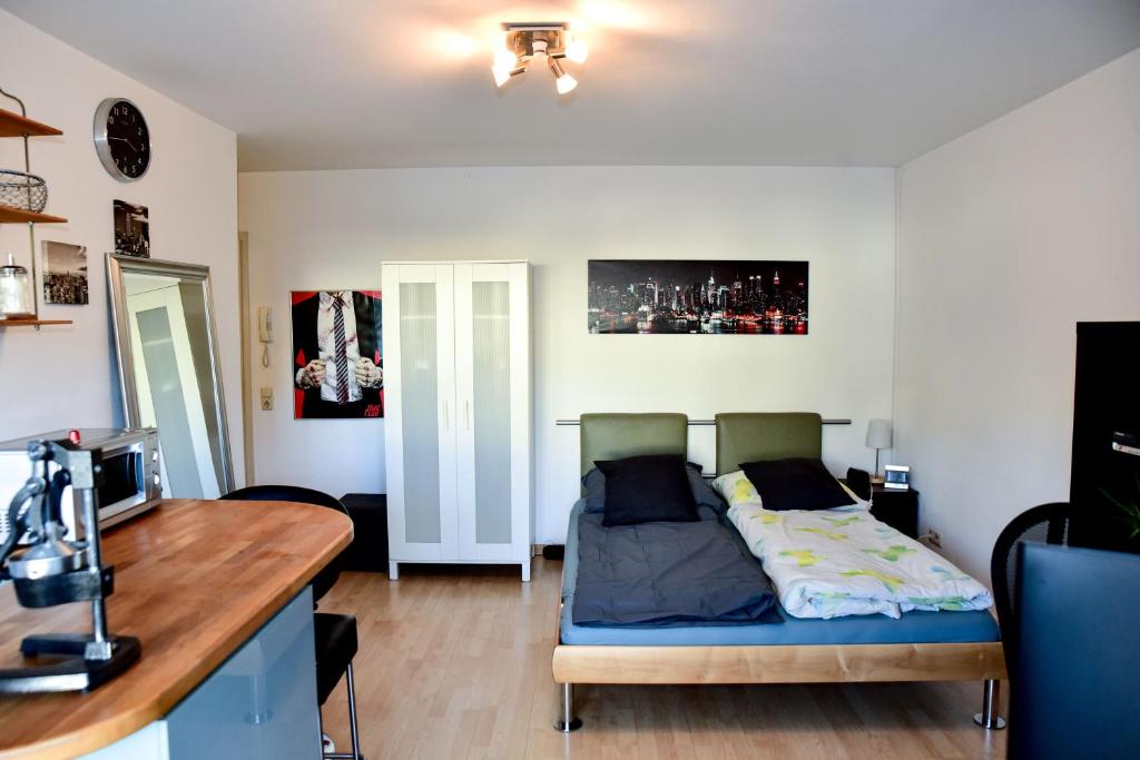 1 dormitorio con cama y escritorio. en Appartment mit großem Balkon im belgischen Viertel, en Colonia