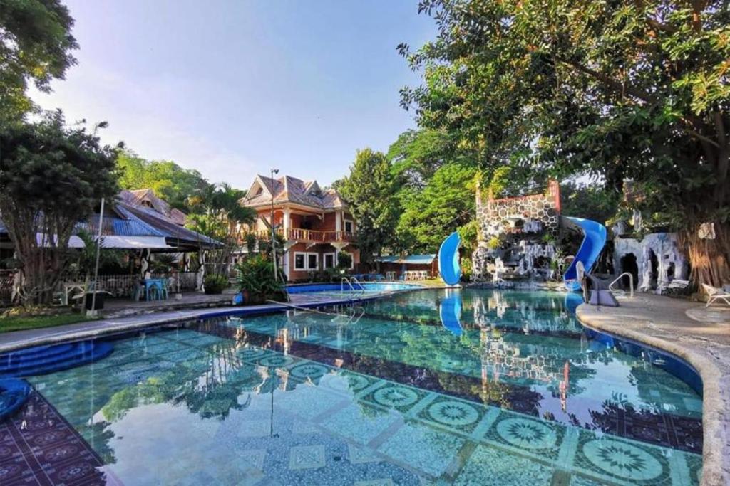 een zwembad in een resort met een waterpark bij Villa Filipinas Resort by Cocotel 