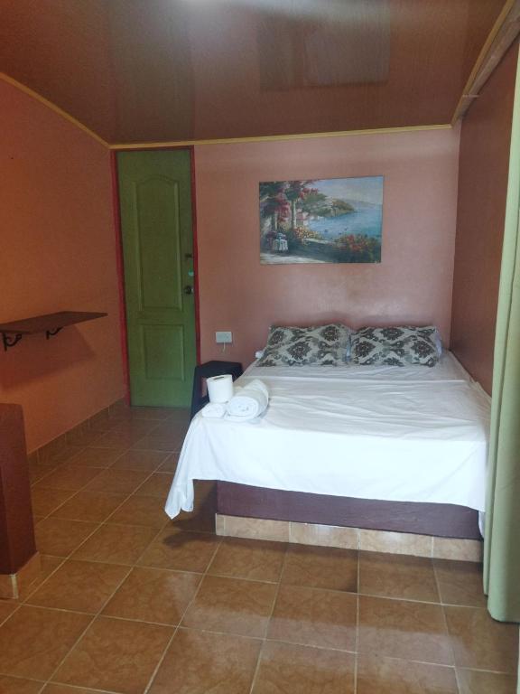 Postel nebo postele na pokoji v ubytování Ofiuras Hostal