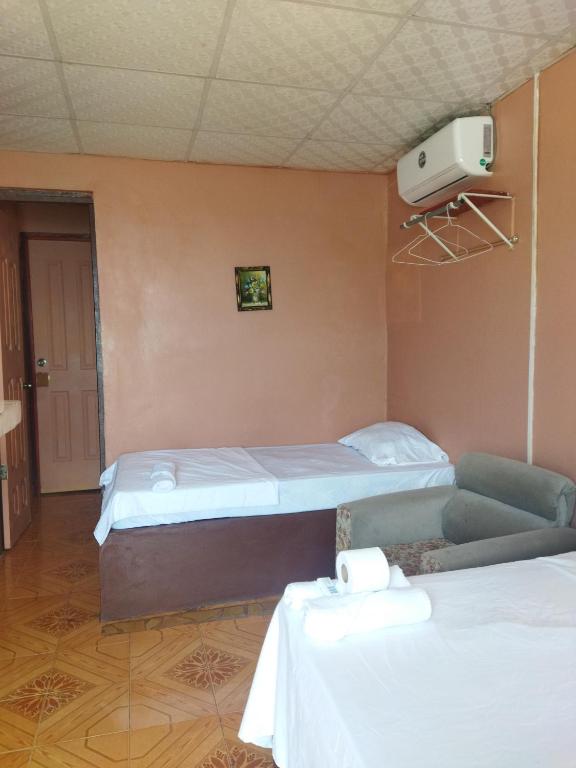 Postel nebo postele na pokoji v ubytování Ofiuras Hostal