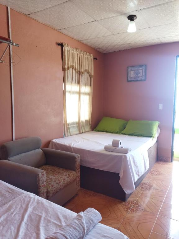 Postel nebo postele na pokoji v ubytování Ofiuras Hostal