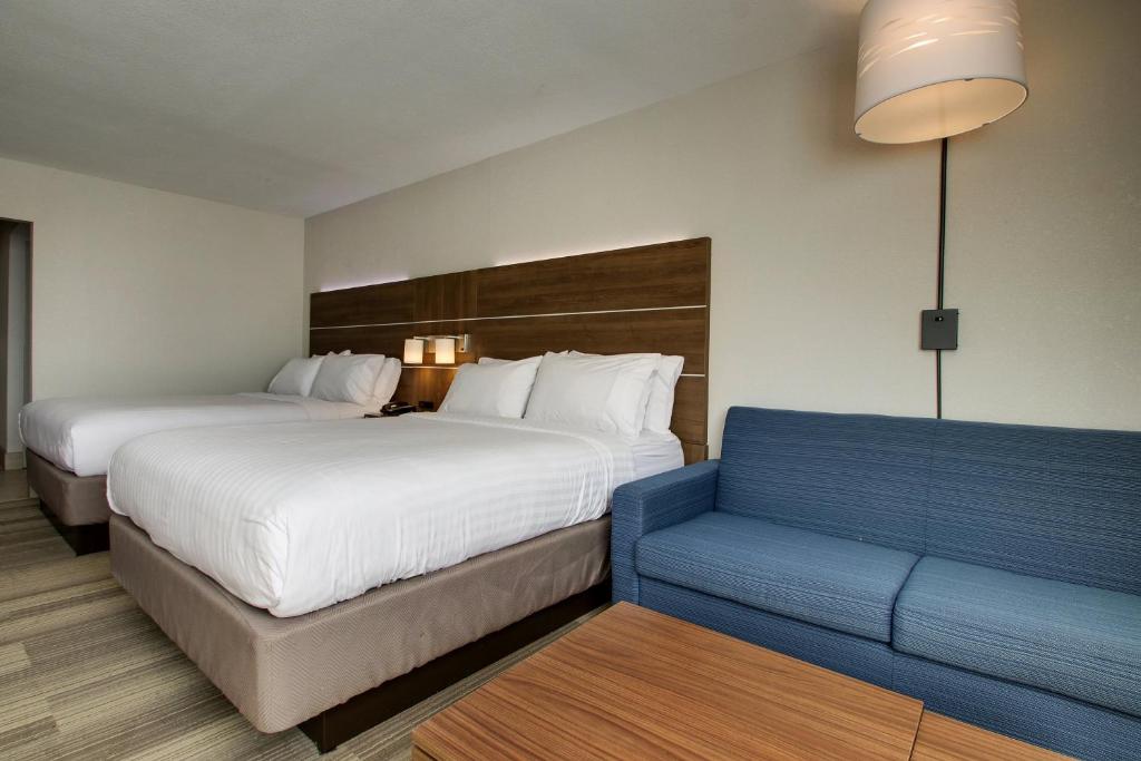 Holiday Inn Express & Suites Wapakoneta by IHG - Queen Suite With Two Queen Beds And Sofa Bed