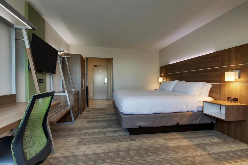 Holiday Inn Express & Suites Wapakoneta by IHG - Standard King Room