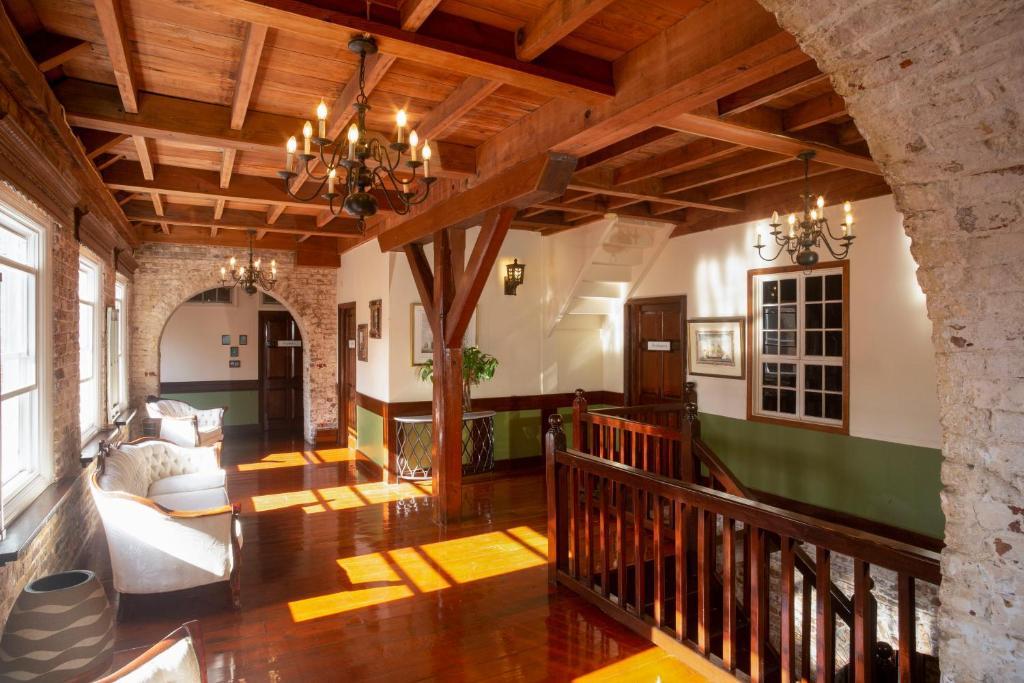 Posezení v ubytování Copper and Lumber Store Hotel