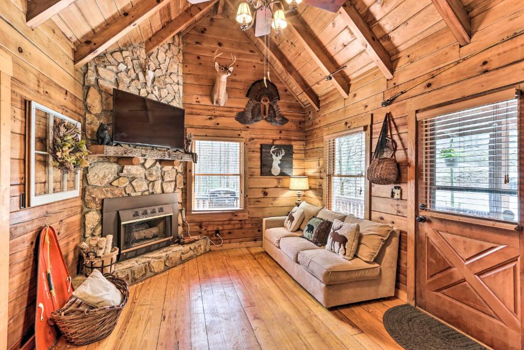 Χώρος καθιστικού στο Stunning Ellijay Cabin with Community Amenities