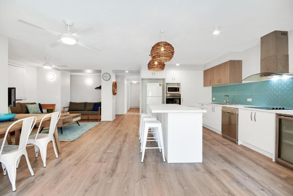 Kuchyň nebo kuchyňský kout v ubytování Lahaina Apartments