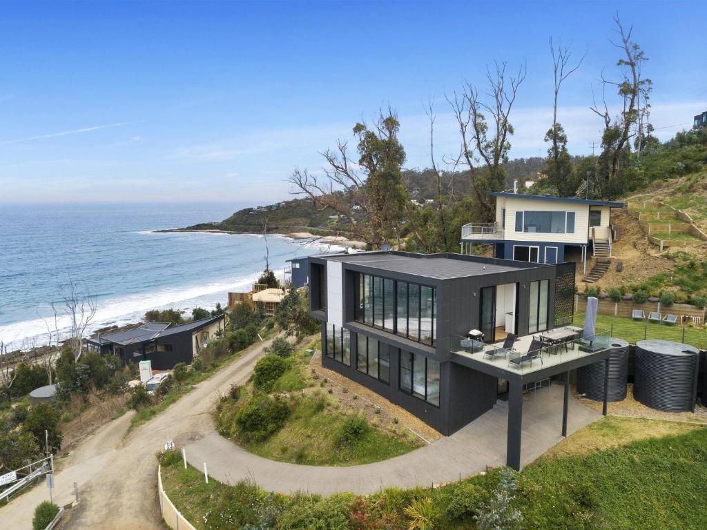 uma casa com vista para o oceano em Iluka Blue em Wye River