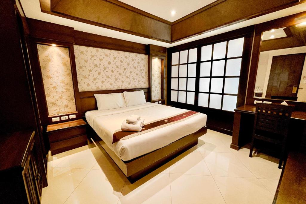 Postel nebo postele na pokoji v ubytování Rayaburi Hotel, Patong