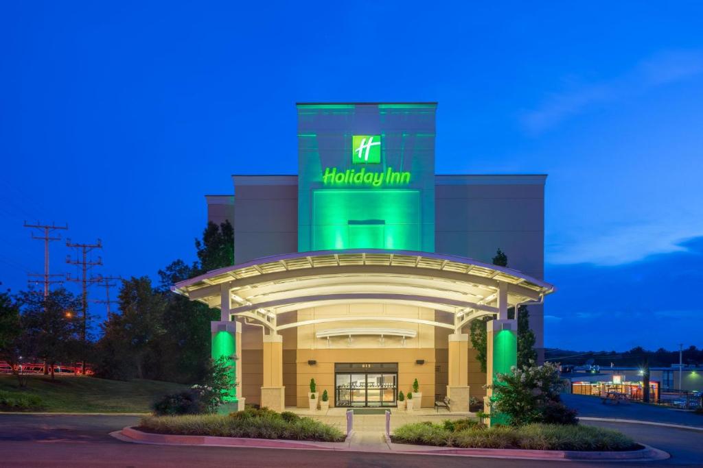 Holiday Inn Baltimore BWI Airport, an IHG Hotel في لينثيكوم هايتس: مبنى عليه علامة خضراء