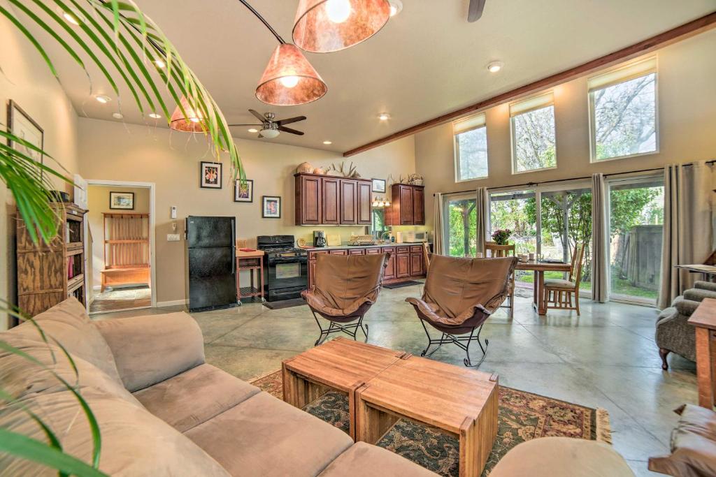 ein Wohnzimmer mit Sofa und Tisch in der Unterkunft Hilltop Loft Ukiah Vacation Rental! in Ukiah