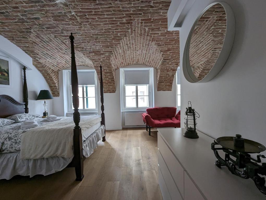 Zdjęcie z galerii obiektu Spacious 1BR-2BA Old-Town Condo w Zagrzebiu