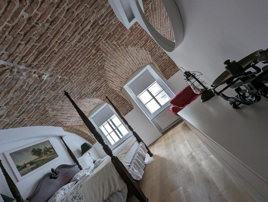 Zdjęcie z galerii obiektu Spacious 1BR-2BA Old-Town Condo w Zagrzebiu