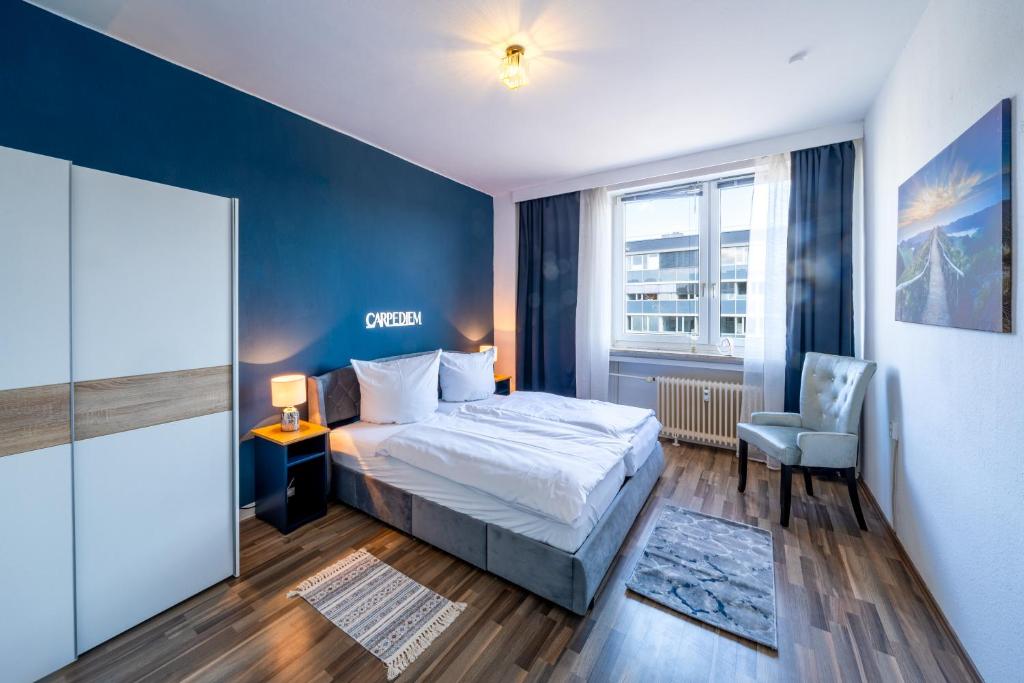 um quarto com uma cama, uma cadeira e uma janela em Im Herzen Hannovers 3min City 95m² 3 Zimmer Balkon Aufzug em Hanôver