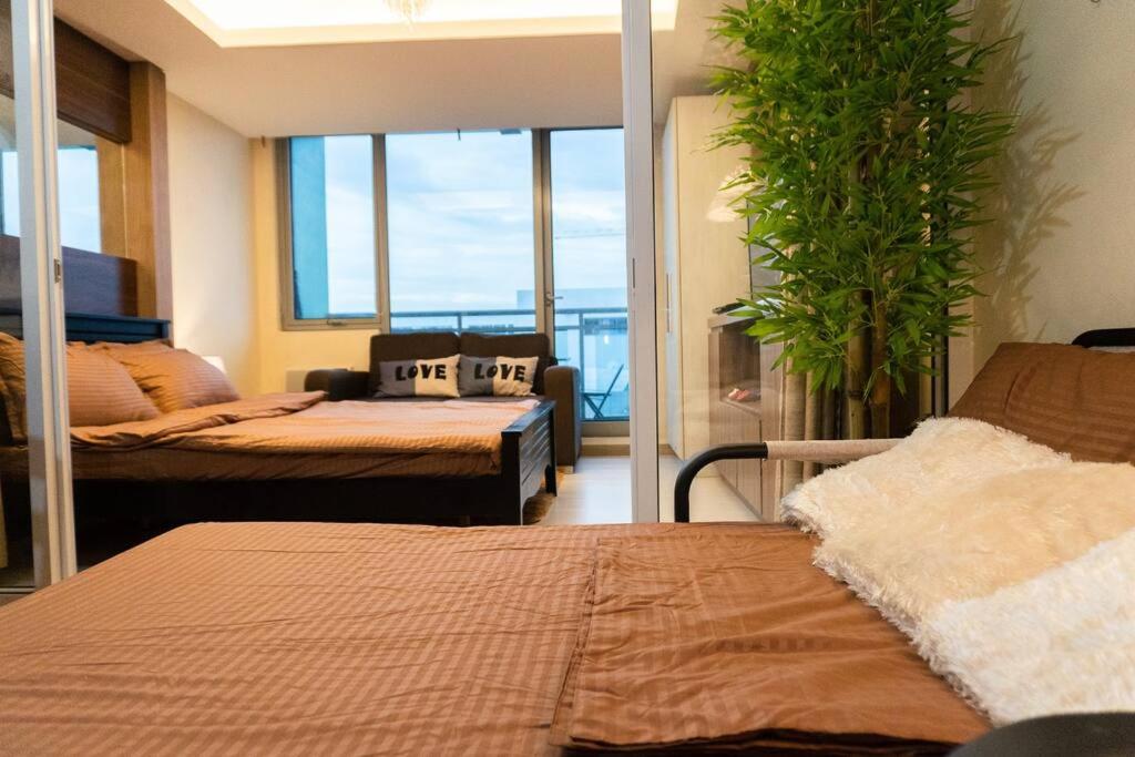 A2J Luxury 1BR Azure Suite Near SM and Airport