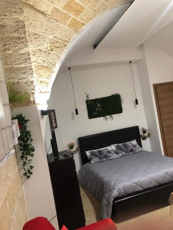 ein Schlafzimmer mit einem Bett im Dachgeschoss in der Unterkunft Casa Sipontina in Barletta