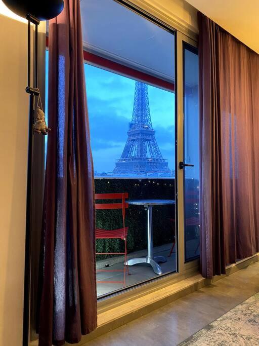 Televízia a/alebo spoločenská miestnosť v ubytovaní Le Suffren-Eiffel Appartement