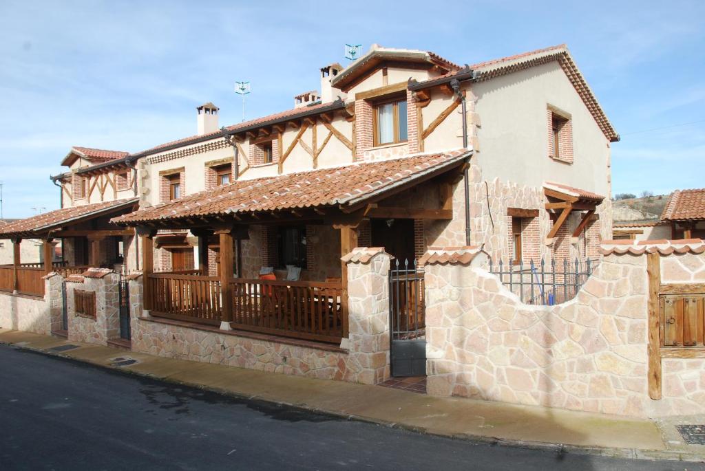 una casa con una valla al lado de una calle en Casas Rurales Hoces del Duratón, en Carrascal del Río