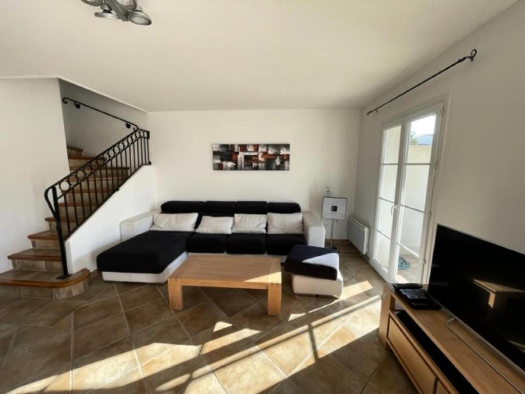 1 dormitorio con 1 cama y 1 mesa en una habitación en Quai Saint Louis - maeva Home - Villa 4 pieces 6 personnes - Prestige 544, en Aigues-Mortes