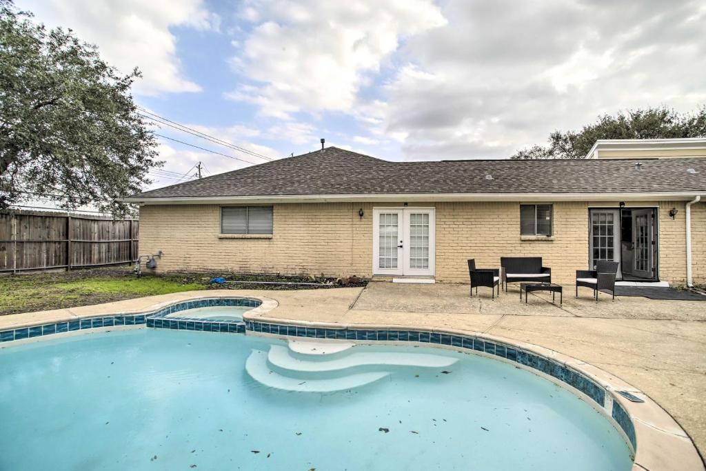 una piscina frente a una casa en Spacious Houston Vacation Rental with Pool!, en Houston