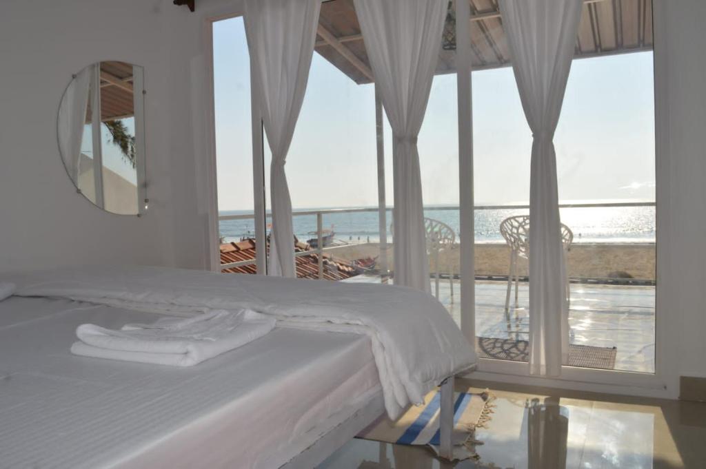 Postel nebo postele na pokoji v ubytování Baywatch Beach Resort patnem