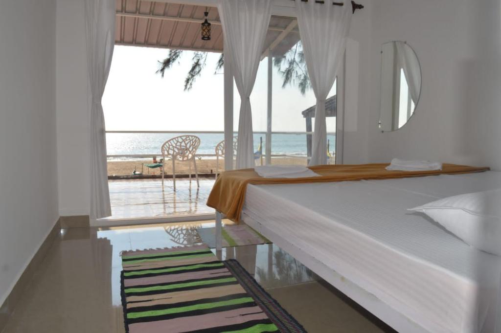 Postel nebo postele na pokoji v ubytování Baywatch Beach Resort patnem