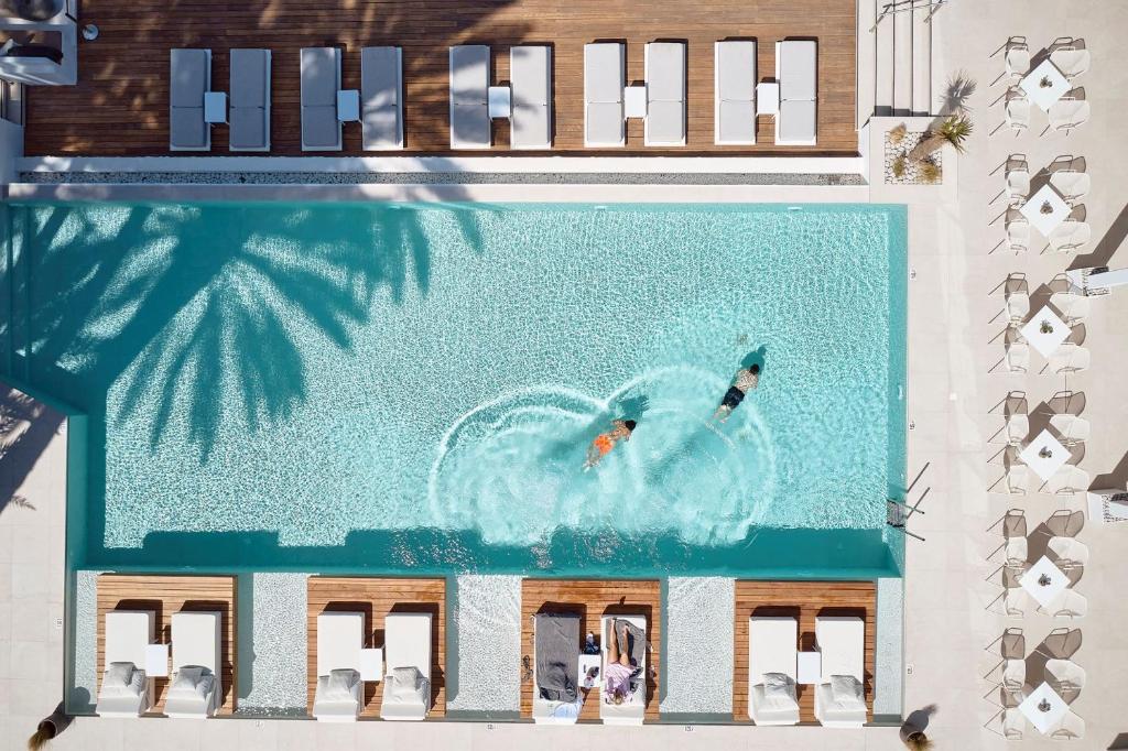 Бассейн в Kantouni Beach Boutique Hotel или поблизости