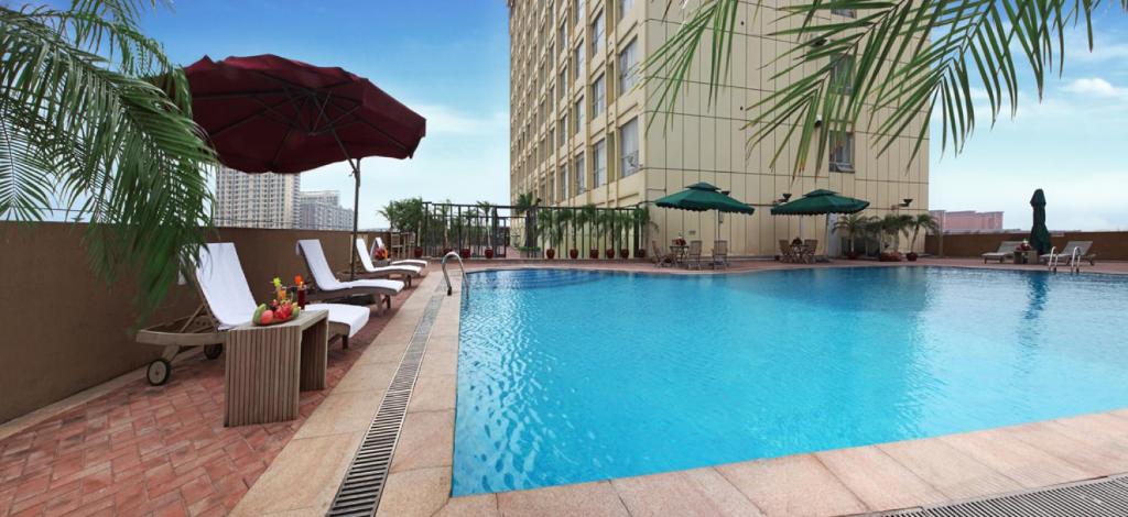 Bazén v ubytování 深圳国际会展中心凯嘉酒店-Shenzhen Kaijia Hotel-Shenzhen-World nebo v jeho okolí