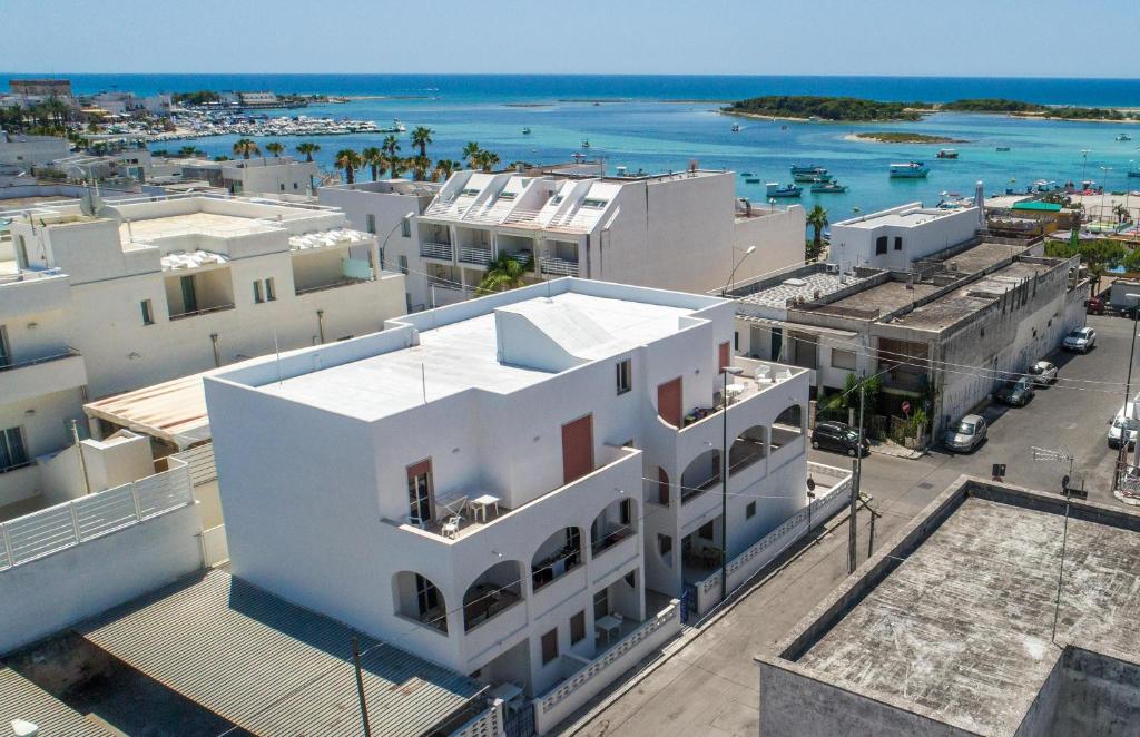 Una vista aérea de un edificio blanco con el océano. en Residence Kalura, en Porto Cesareo