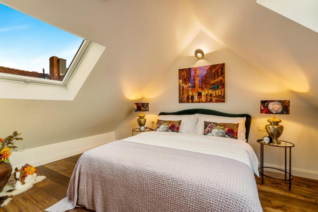 Кровать или кровати в номере Bruges in Lace