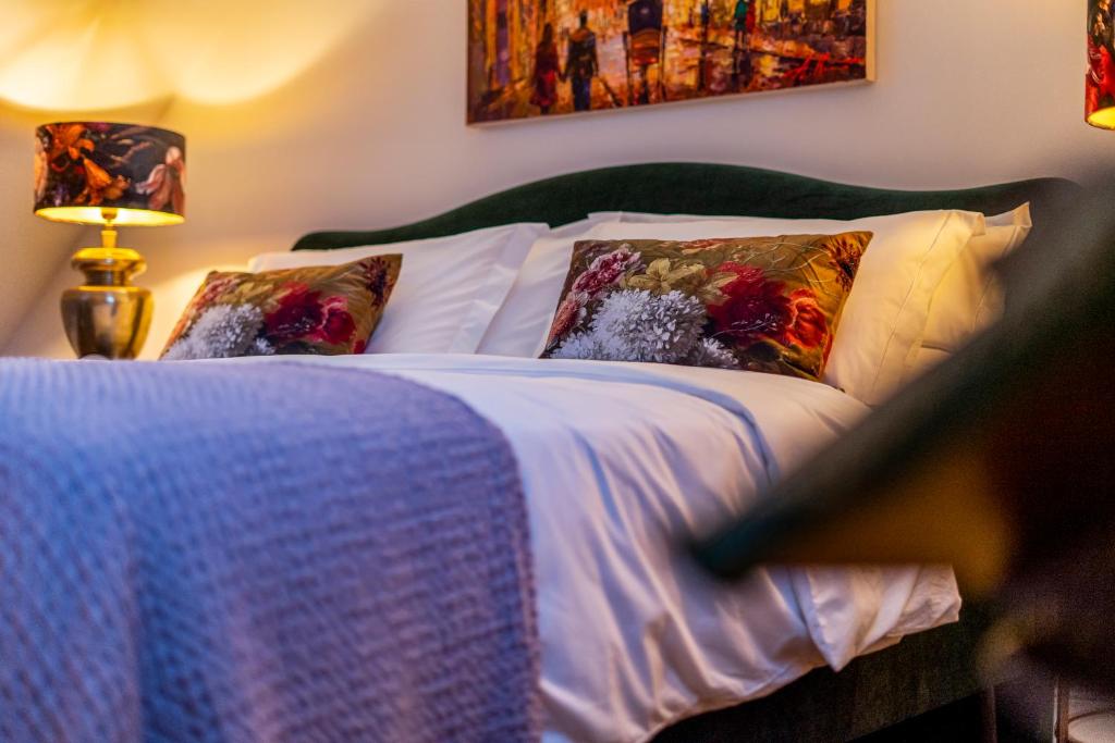 Кровать или кровати в номере Bruges in Lace