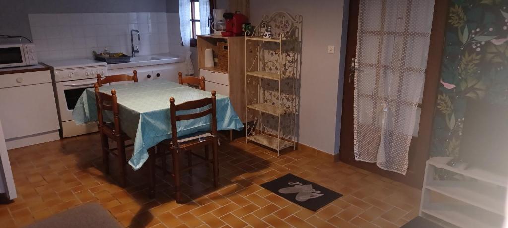 een keuken met een tafel en stoelen bij Petite maison ploufragan in Ploufragan