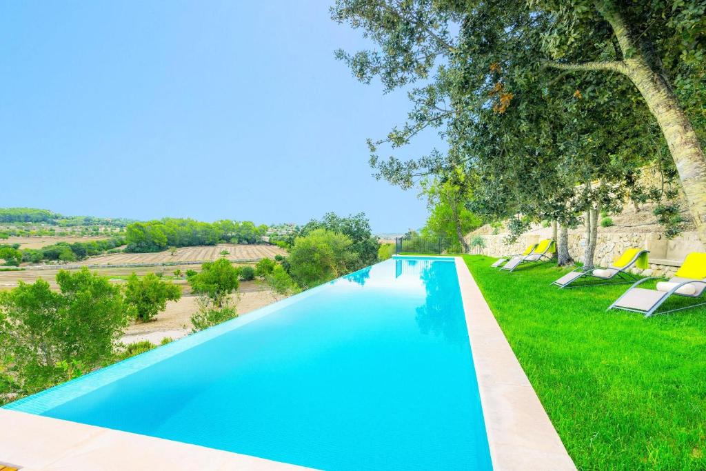 un'immagine di una piscina nel cortile di una casa di Sa Serra a Sant Joan
