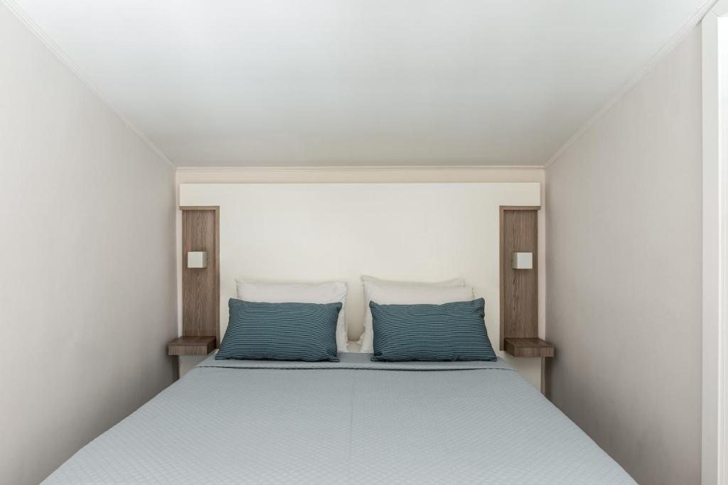 Postel nebo postele na pokoji v ubytování Kassandra Bay Resort, Suites & Spa