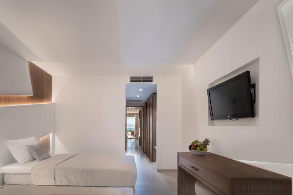 Postel nebo postele na pokoji v ubytování Kassandra Bay Resort, Suites & Spa