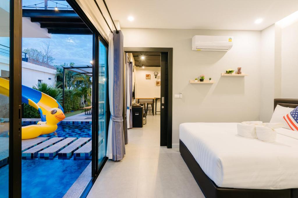 sypialnia z basenem, łóżkiem i zjeżdżalnią w obiekcie Modern love pool villa หัวหิน w mieście Hua Hin