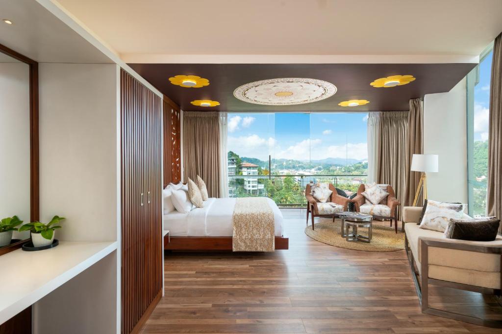Postel nebo postele na pokoji v ubytování Grand Serendib Hotel