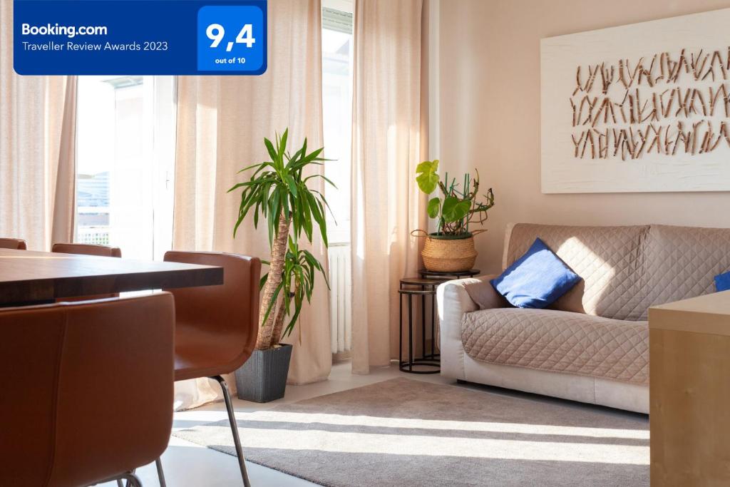 sala de estar con sofá y mesa en Sunset House - Smart House - Milano MiCo, en Milán