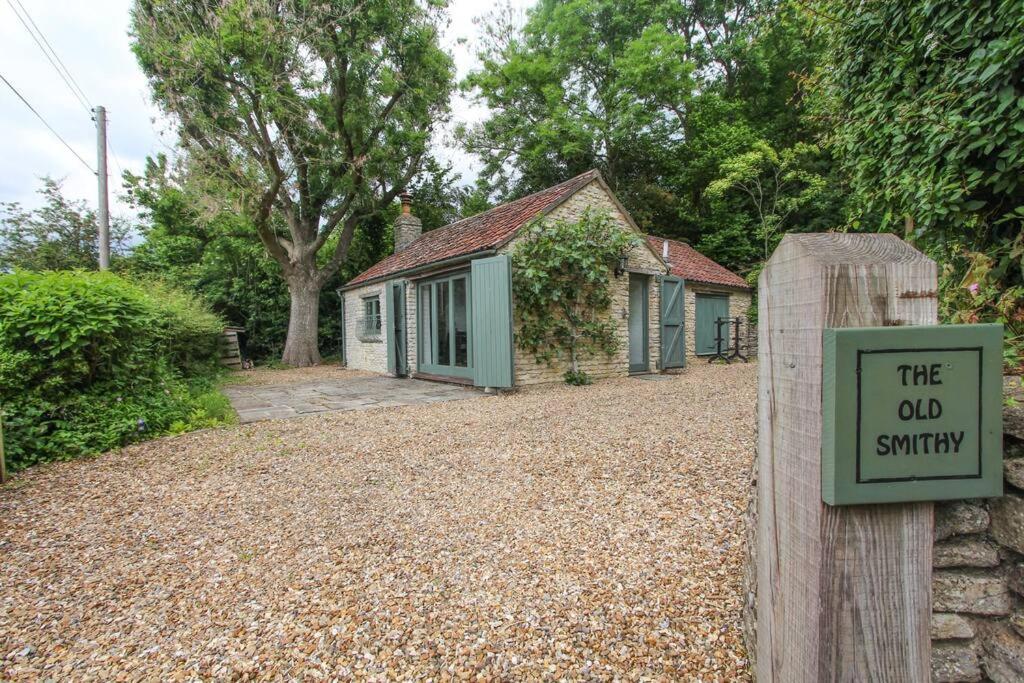 een huis met een bord dat de oude enquête leest bij Perfect Getaway Close to Bath and Bristol in Bitton