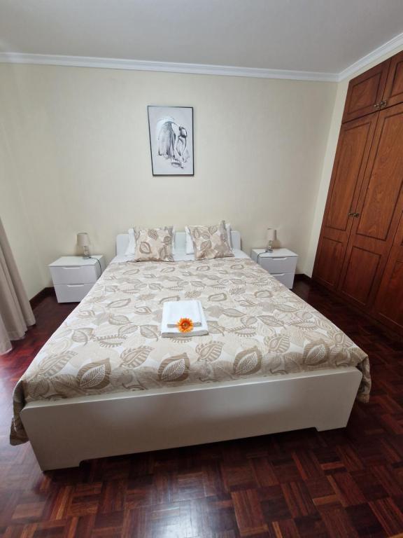 フンシャルにあるMadeira Funchal Gardensのベッドルーム1室(プレート付きのベッド1台付)