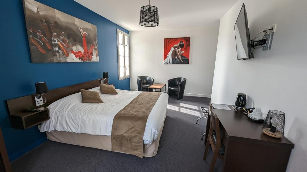 1 dormitorio con 1 cama, escritorio y TV en Hôtel Restaurant Le Lion d'Or, en Gémozac