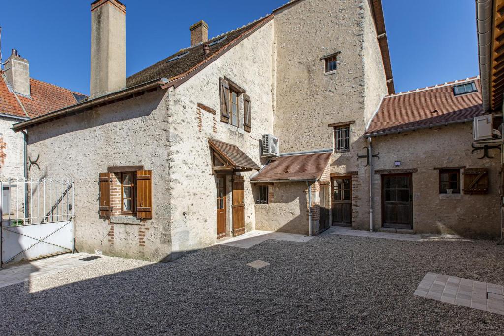 une cour vide d'un ancien bâtiment en pierre dans l'établissement La Renaissance, à Saint-Dyé-sur-Loire