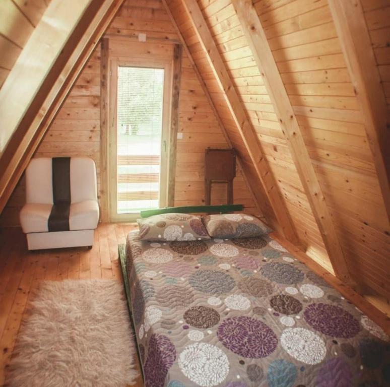 Ένα ή περισσότερα κρεβάτια σε δωμάτιο στο Vikendica Mimiena