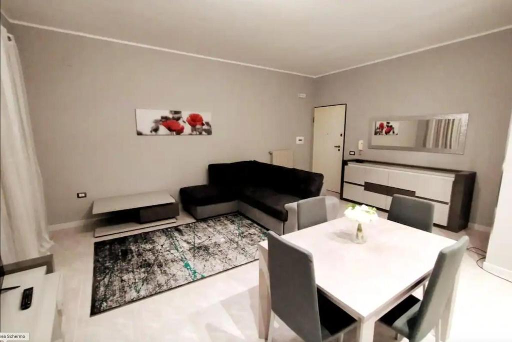 - un salon avec une table et un canapé dans l'établissement Wow House di Marina, à Vibo Valentia Marina
