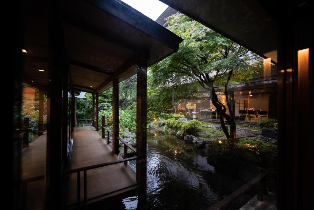 Sakahijiri Nikko في نيكو: اطلالة على نهر من المبنى