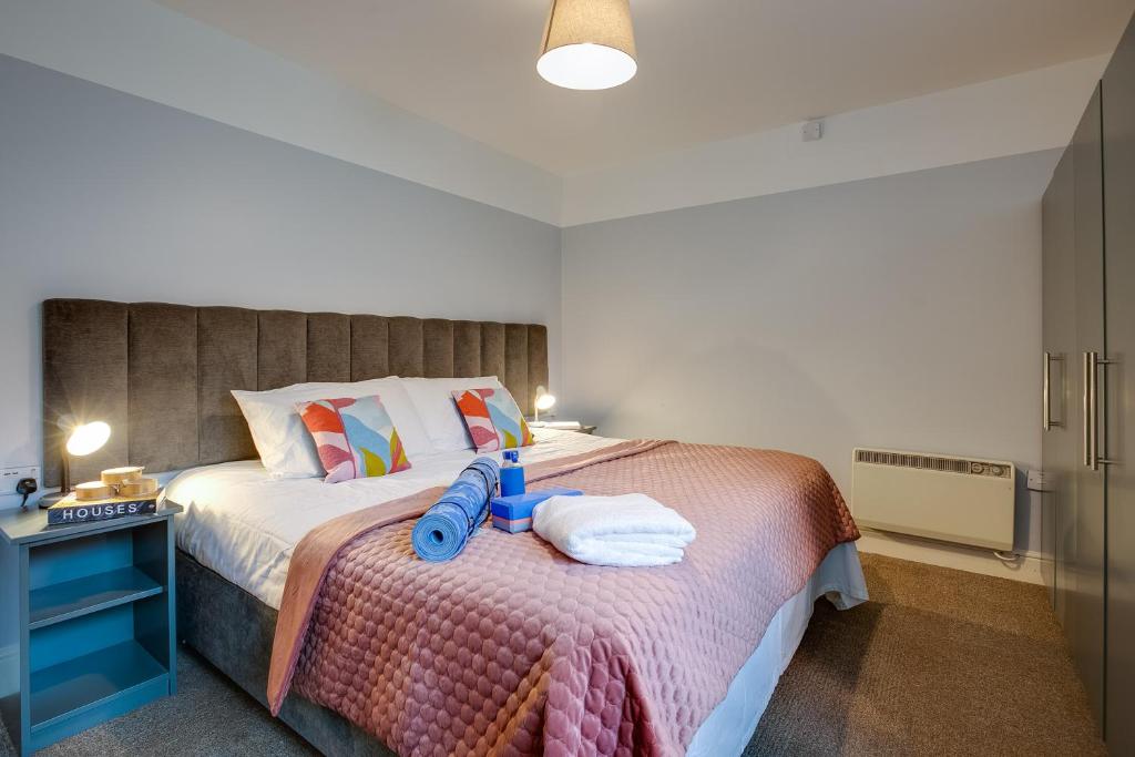 um quarto com uma cama grande e toalhas em Griffith Halls of Residence em Dublin