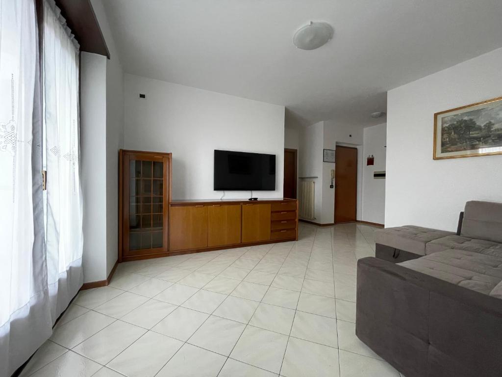TV a/nebo společenská místnost v ubytování Appartamento tranquillo con vista montagna